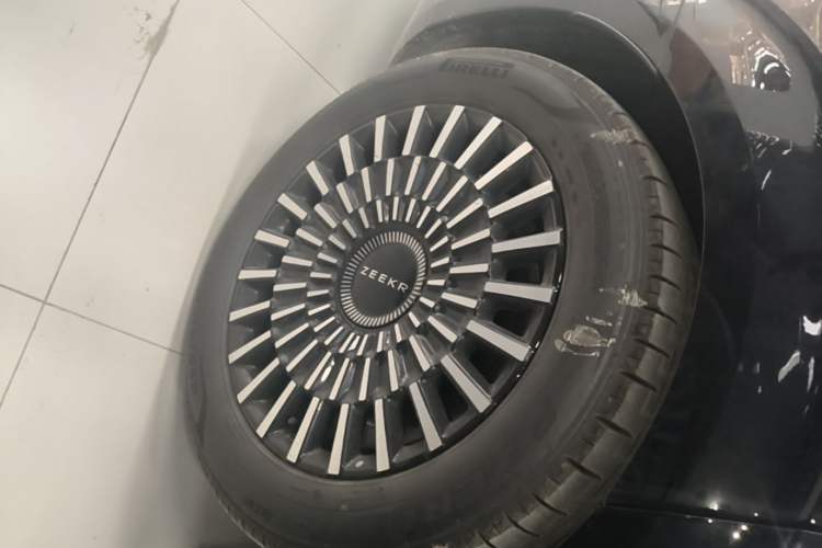 Used Zeekr 009 2024 7-Seater Walk-Through Version Four-Wheel Drive 108 kWh Right Rear Wheel Hub