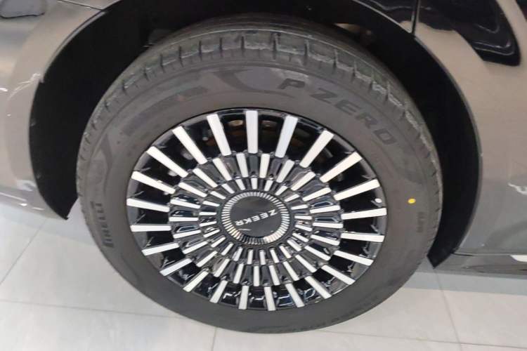 Used Zeekr 009 2024 7-Seater Aisle Version 108 kWh Right Rear Wheel Hub