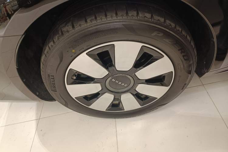 Used Zeekr 009 2024 7-Seater Aisle Version 108 kWh Right Rear Wheel Hub