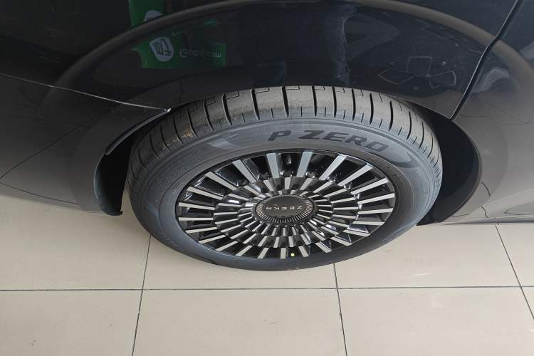 Used Zeekr 009 2024 7-Seater Aisle Version 108 kWh Right Rear Wheel Hub