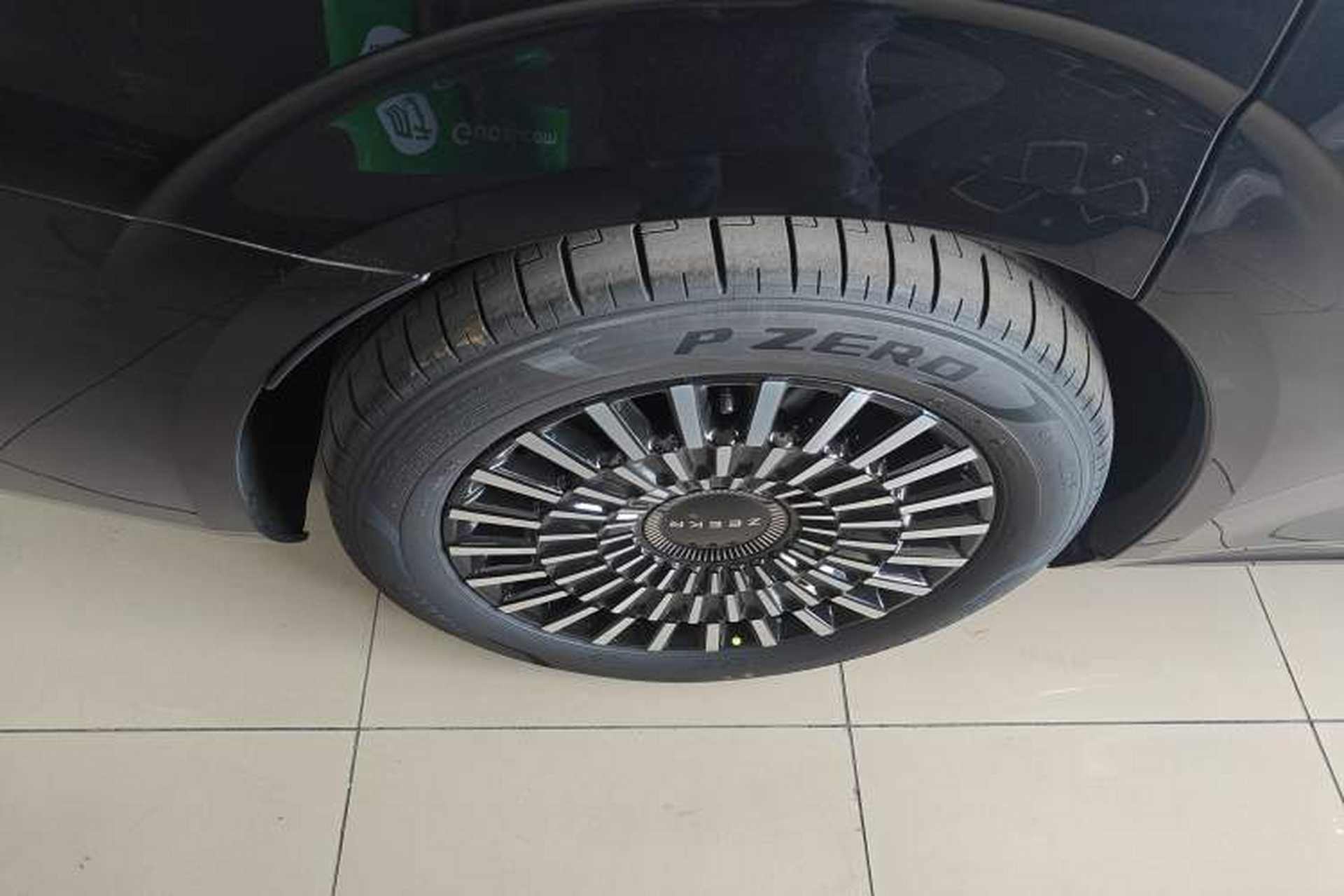 Used Zeekr 009 2024 7-Seater Aisle Version 108 kWh Right Rear Wheel Hub