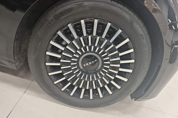 Used Zeekr 009 2024 7-Seater Walk-Through Version Four-Wheel Drive 108 kWh Right Rear Wheel Hub