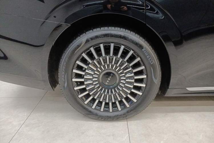 Used Zeekr 009 2024 7-Seater Walk-Through Version Four-Wheel Drive 108 kWh Right Rear Wheel Hub