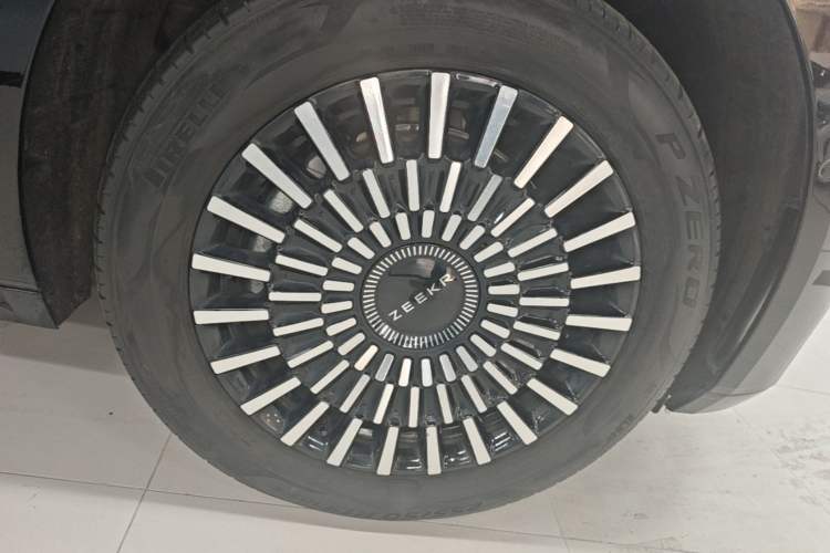 Used Zeekr 009 2024 7-Seater Walk-Through Version Four-Wheel Drive 108 kWh Right Rear Wheel Hub