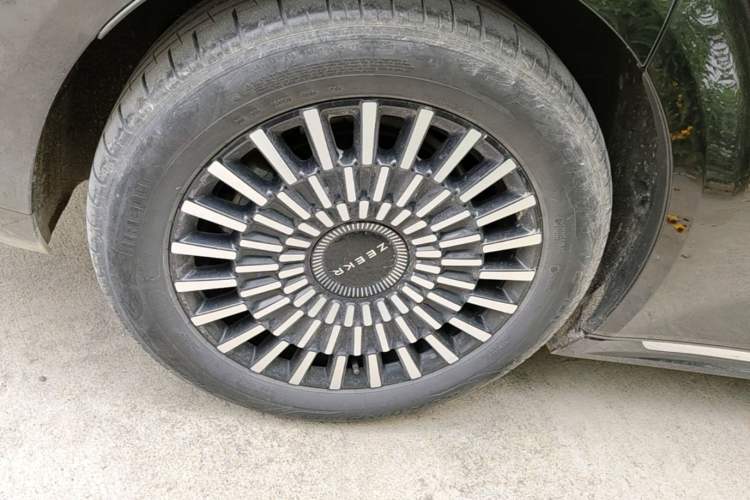 Used Zeekr 009 2024 7-Seater Aisle Version 108 kWh Right Rear Wheel Hub