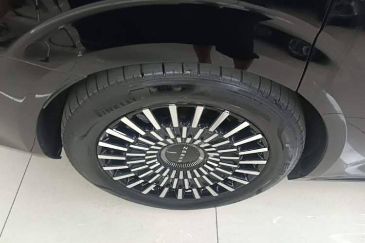 Used Zeekr 009 2024 7-Seater Walk-Through Version Four-Wheel Drive 108 kWh Right Rear Wheel Hub