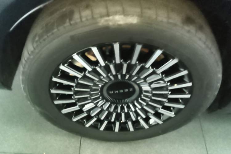 Used Zeekr 009 2024 7-Seater Walk-Through Version Four-Wheel Drive 108 kWh Right Rear Wheel Hub