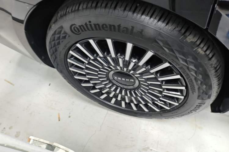 Used Zeekr 009 2024 7-Seater Aisle Version 108 kWh Right Rear Wheel Hub