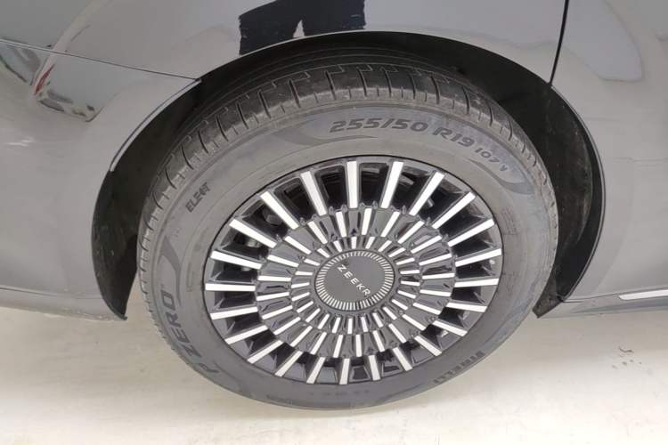 Used Zeekr 009 2024 Six-Seat Executive Version 4WD 108 kWh Right Rear Wheel Hub