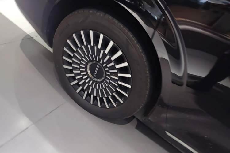 Used Zeekr 009 2024 7-Seater Walk-Through Version Four-Wheel Drive 108 kWh Right Rear Wheel Hub