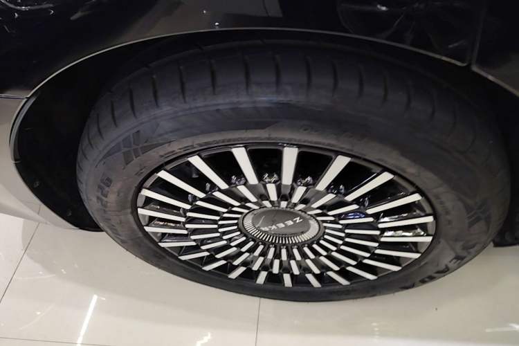 Used Zeekr 009 2024 7-Seater Aisle Version 108 kWh Right Rear Wheel Hub