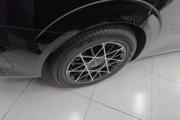 Used Zeekr 009 2024 7-Seater Aisle Version 108 kWh Right Rear Wheel Hub