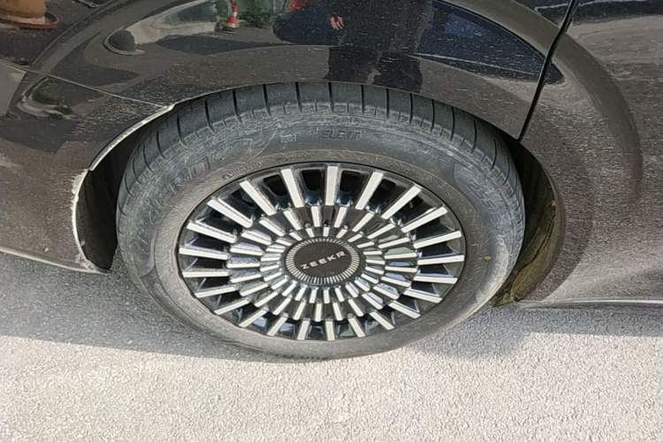 Used Zeekr 009 2024 Six-Seat Executive Version 4WD 108 kWh Right Rear Wheel Hub