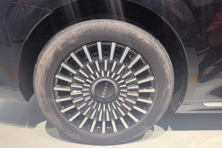 Used Zeekr 009 2024 7-Seater Walk-Through Version Four-Wheel Drive 108 kWh Right Rear Wheel Hub