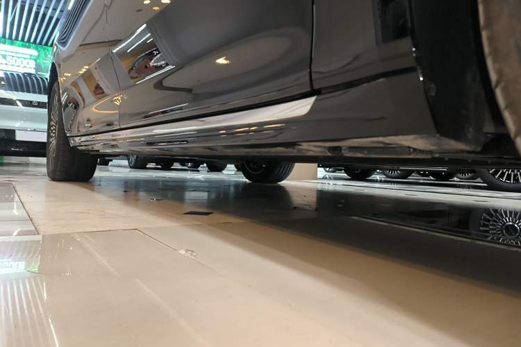 Used Zeekr 009 2024 7-Seater Aisle Version 108 kWh Right Side Sill