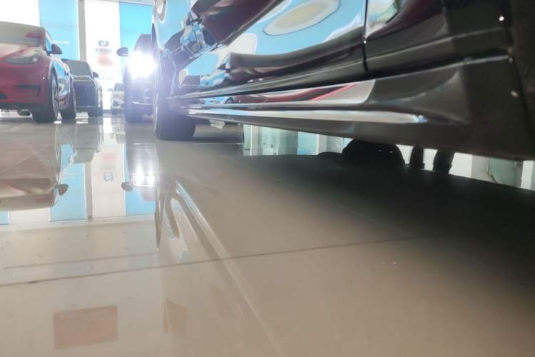 Used Zeekr 009 2024 7-Seater Walk-Through Version Four-Wheel Drive 108 kWh Right Side Sill