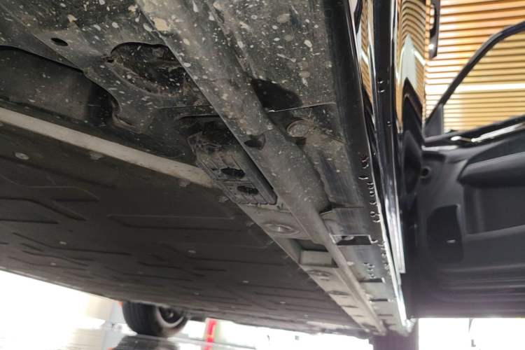 Used Zeekr 009 2024 7-Seater Walk-Through Version Four-Wheel Drive 108 kWh Right Side Sill