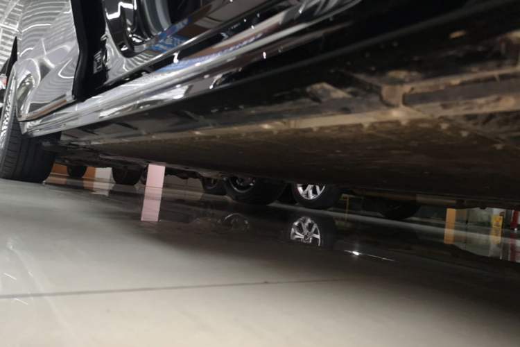 Used Zeekr 009 2024 7-Seater Aisle Version 108 kWh Right Side Sill