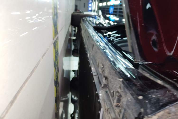 Used Zeekr 009 2024 Six-Seat Executive Version 4WD 108 kWh Right Side Sill