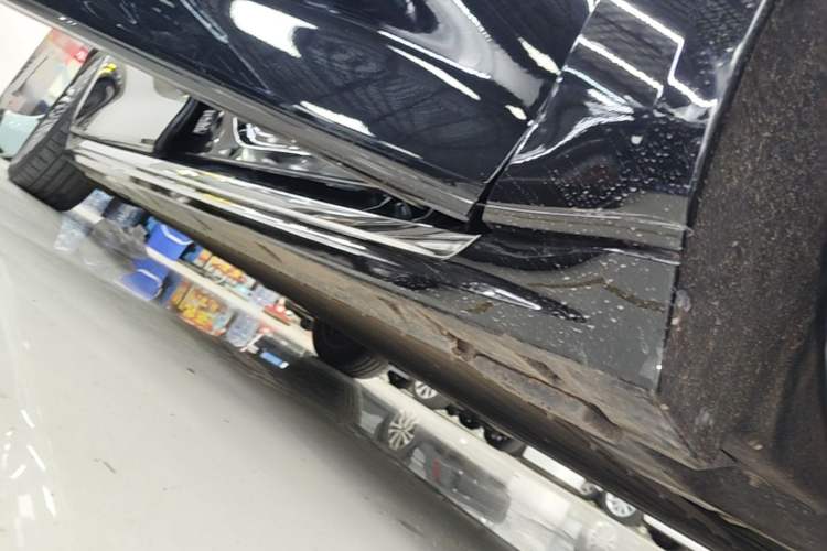 Used Zeekr 009 2024 Six-Seat Executive Version 4WD 108 kWh Right Side Sill