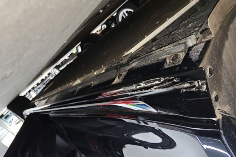 Used Zeekr 009 2024 Six-Seat Executive Version 4WD 108 kWh Right Side Sill