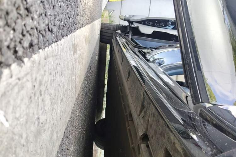 Used Zeekr 009 2024 Six-Seat Executive Version 4WD 108 kWh Right Side Sill