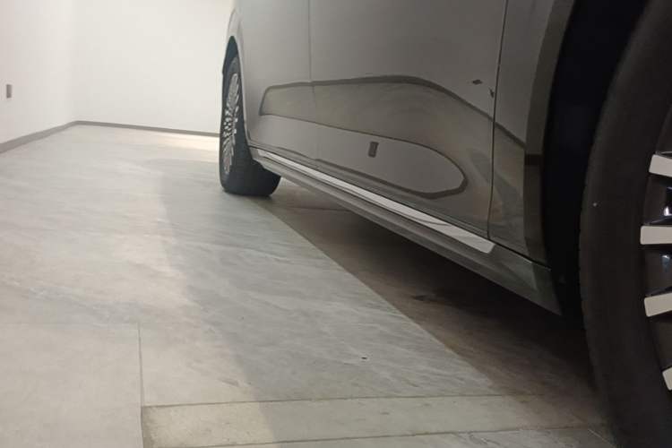 Used Zeekr 009 2024 Six-Seat Executive Version 4WD 108 kWh Right Side Sill