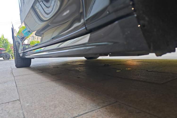 Used Zeekr 009 2024 7-Seater Walk-Through Version Four-Wheel Drive 108 kWh Right Side Sill