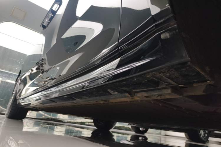 Used Zeekr 009 2024 7-Seater Walk-Through Version Four-Wheel Drive 108 kWh Right Side Sill