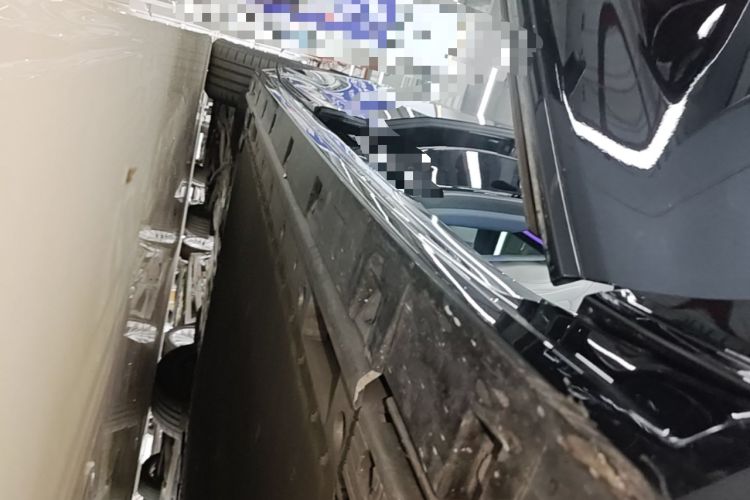 Used Zeekr 009 2024 7-Seater Walk-Through Version Four-Wheel Drive 108 kWh Right Side Sill