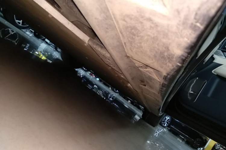 Used Zeekr 009 2024 7-Seater Aisle Version 108 kWh Right Side Sill