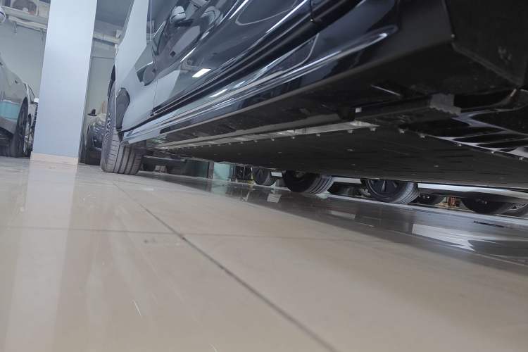 Used Zeekr 009 2024 7-Seater Aisle Version 108 kWh Right Side Sill