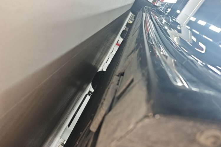 Used Zeekr 009 2024 7-Seater Walk-Through Version Four-Wheel Drive 108 kWh Right Side Sill