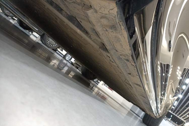 Used Zeekr 009 2024 7-Seater Walk-Through Version Four-Wheel Drive 108 kWh Right Side Sill