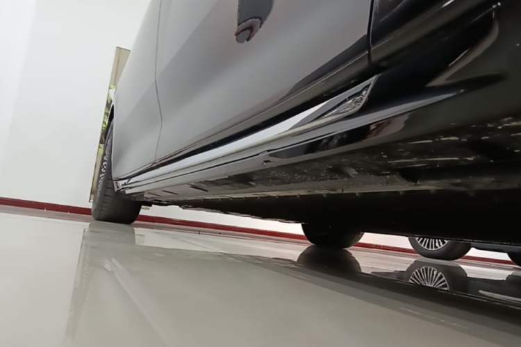Used Zeekr 009 2024 Six-Seat Executive Version 4WD 108 kWh Right Side Sill