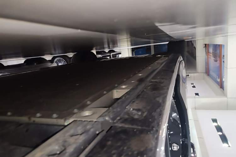 Used Zeekr 009 2024 7-Seater Walk-Through Version Four-Wheel Drive 108 kWh Right Side Sill