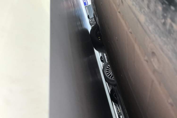 Used Zeekr 009 2024 7-Seater Walk-Through Version Four-Wheel Drive 108 kWh Right Side Sill