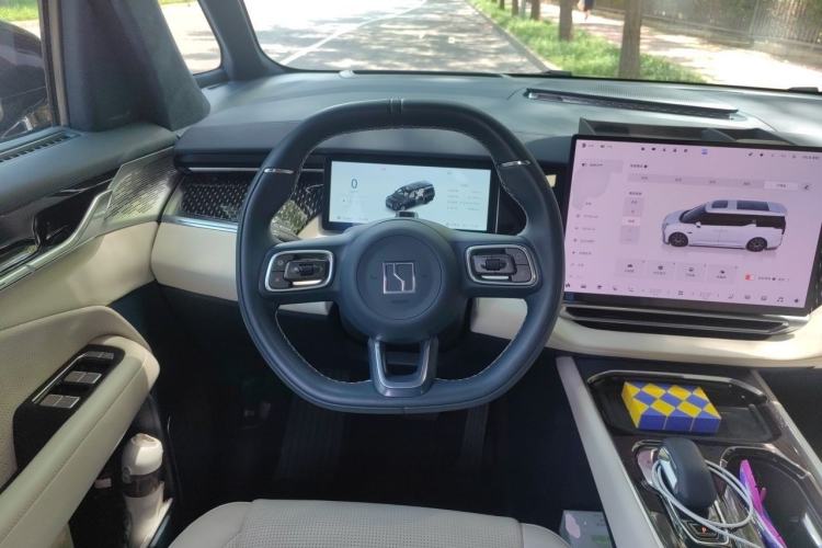 Used Zeekr 009 2024 7-Seater Walk-Through Version Four-Wheel Drive 108 kWh Steering Wheel