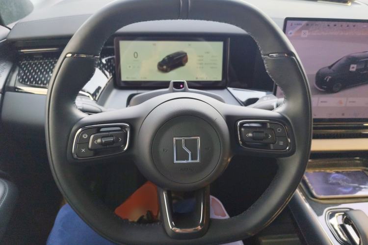 Used Zeekr 009 2024 7-Seater Walk-Through Version Four-Wheel Drive 108 kWh Steering Wheel