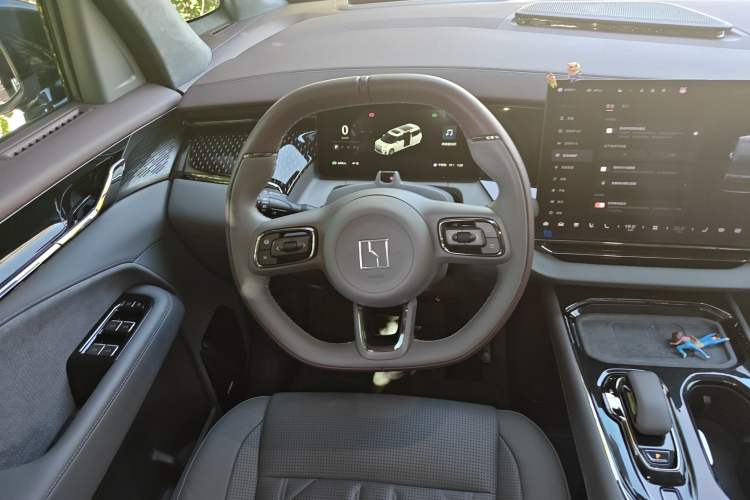Used Zeekr 009 2024 7-Seater Walk-Through Version Four-Wheel Drive 108 kWh Steering Wheel
