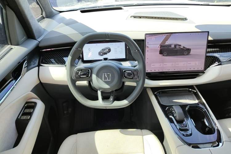 Used Zeekr 009 2024 7-Seater Walk-Through Version Four-Wheel Drive 108 kWh Steering Wheel