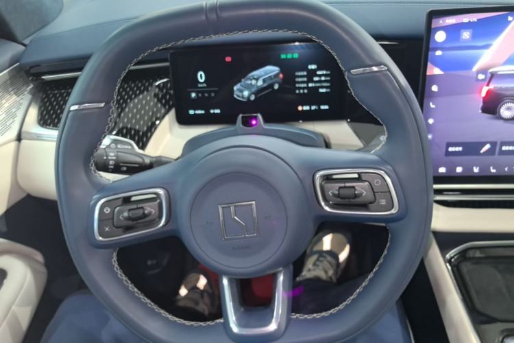 Used Zeekr 009 2024 7-Seater Walk-Through Version Four-Wheel Drive 108 kWh Steering Wheel