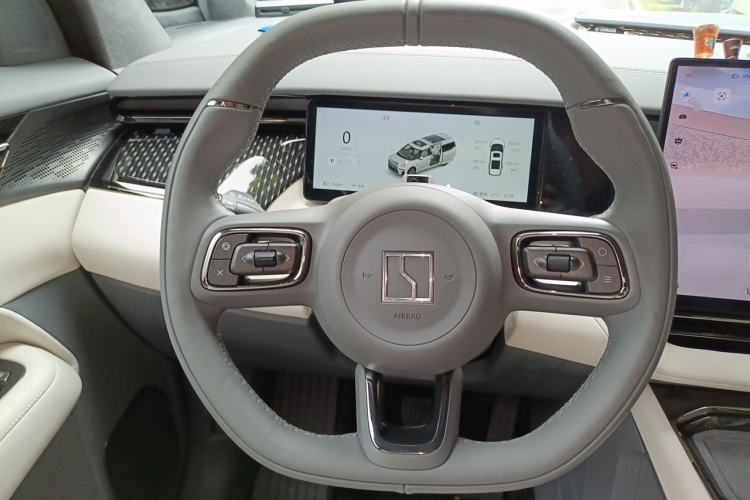 Used Zeekr 009 2024 7-Seater Walk-Through Version Four-Wheel Drive 108 kWh Steering Wheel