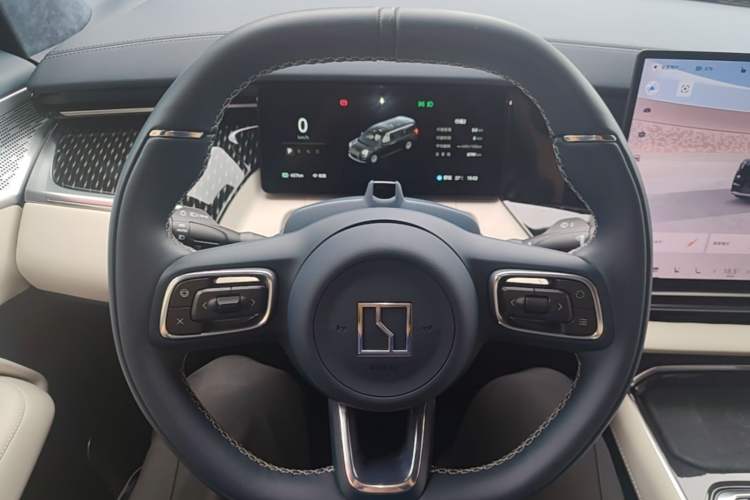 Used Zeekr 009 2024 7-Seater Walk-Through Version Four-Wheel Drive 108 kWh Steering Wheel