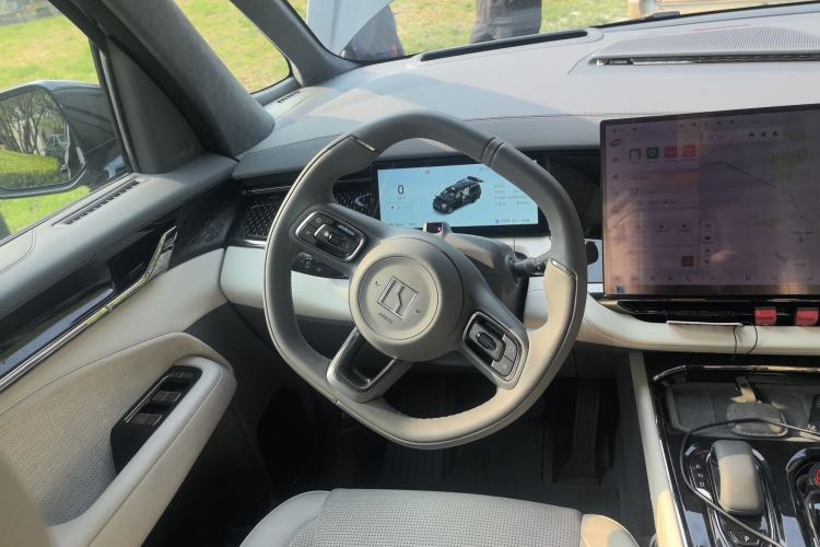 Used Zeekr 009 2024 7-Seater Walk-Through Version Four-Wheel Drive 108 kWh Steering Wheel