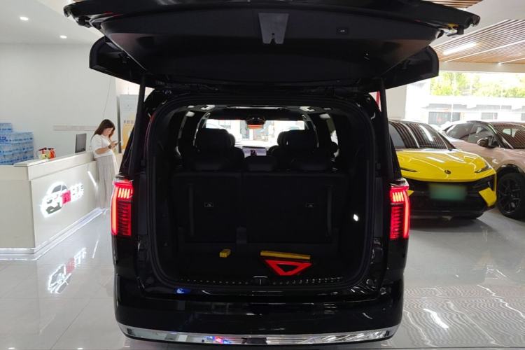 Used Zeekr 009 2024 7-Seater Walk-Through Version Four-Wheel Drive 108 kWh Trunk