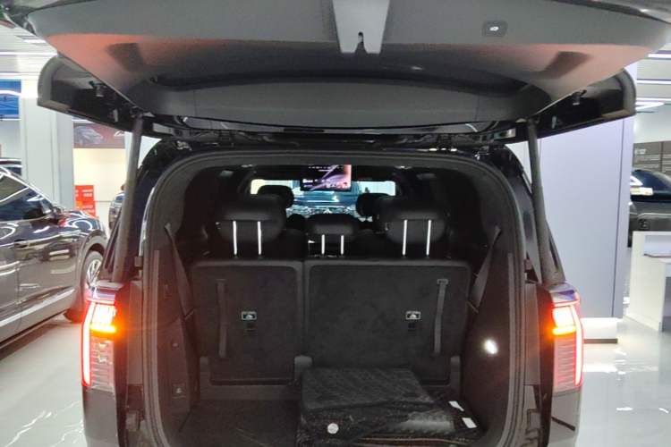 Used Zeekr 009 2024 7-Seater Aisle Version 108 kWh Trunk
