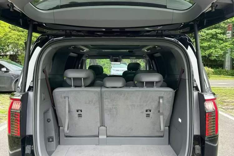 Used Zeekr 009 2024 7-Seater Aisle Version 108 kWh Trunk