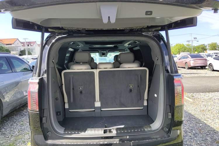 Used Zeekr 009 2024 7-Seater Walk-Through Version Four-Wheel Drive 108 kWh Trunk