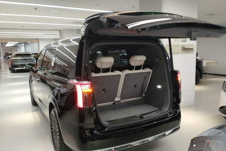 Used Zeekr 009 2024 Six-Seat Executive Version 4WD 108 kWh Trunk